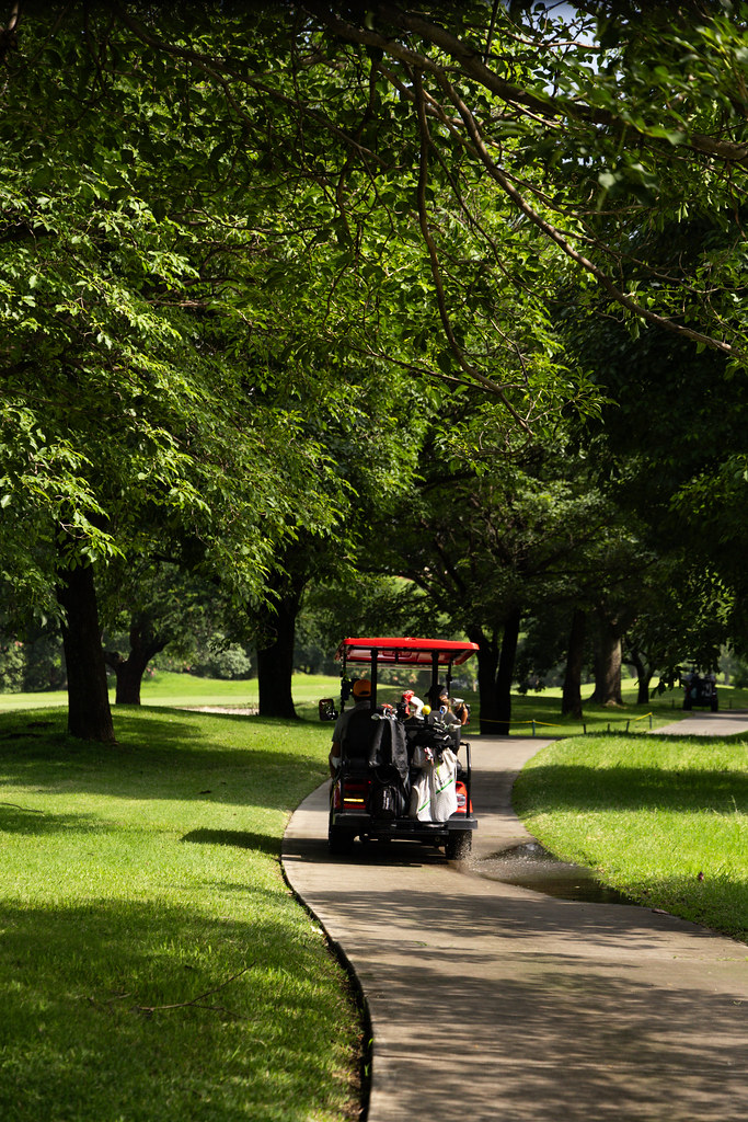Carrito de golf recorriendo el campo durante el torneo